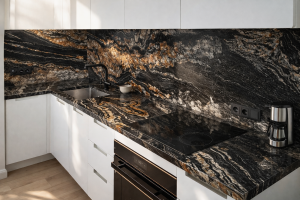 Столешница и фартук для кухни, из гранита Блэк Фьюжен