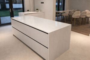 Столешница и фартук для кухни, с юольшим островом, из кварцевого агломерата Vicostone BQ6702 Costa Nova