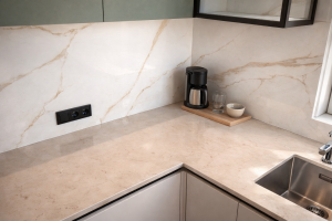 Столешница и фартук для кухни, с островом, из кварцевого агломерата Аварус R520 Астраханские пески