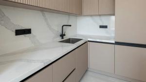 Столешница и фартук для кухни, из кварцевого агломерата Noblle Quartz Q744 Calacatta Bianco