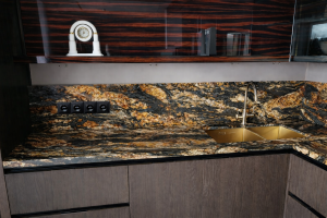 Столешница и фартук для кухни и ванной, с консолью, из гранита Блэк Таурус