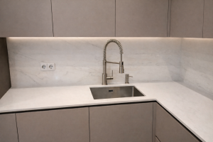 Столешница и фартук для кухни, с островом, из кварцевого агломерата Vicostone BQ6702 Costa Nova