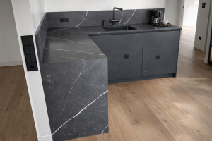 Столешница и фартук для кухни, из кварцевого агломерата Vicostone Cemento (Brushed) BQ8730