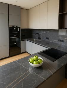 Столешница и фартук для кухни, с островом, из кварцевого агломерата Avant Quartz Калакатта Марсель 7700