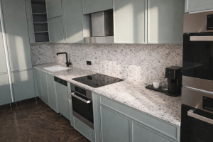 Столешница и фартук для кухни, с островом, из кварцевого агломерата Belenco Pergamon 7353