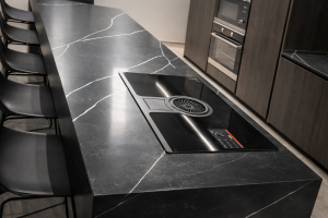 Столешница и фартук для кухни, с островом, из кварцевого агломерата Technistone Poetic Black