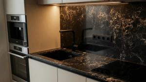 Столешница и фартук для кухни, из кварцевого агломерата Caesarstone Vanilla Noir 5100