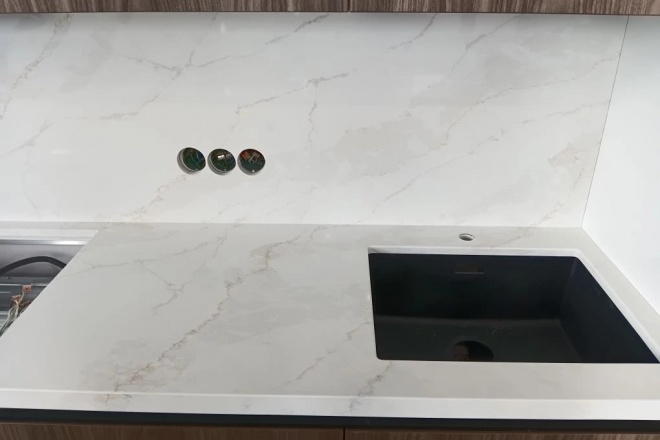 Столешница и остров из кварцевого агломерата Aleph Stone «А88 Calacatta Luxe»