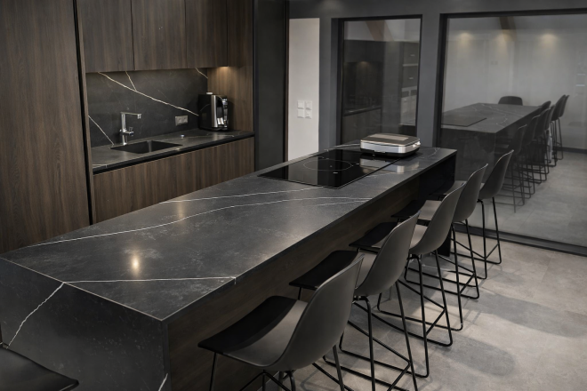 Столешница и фартук для кухни, с островом, из кварцевого агломерата Technistone Poetic Black