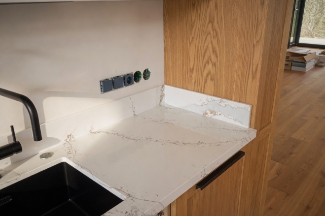 Столешница и остров из кварцевого агломерата Quantra Quartz Calacatta Oro