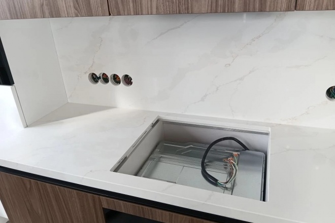 Столешница и остров из кварцевого агломерата Aleph Stone «А88 Calacatta Luxe»