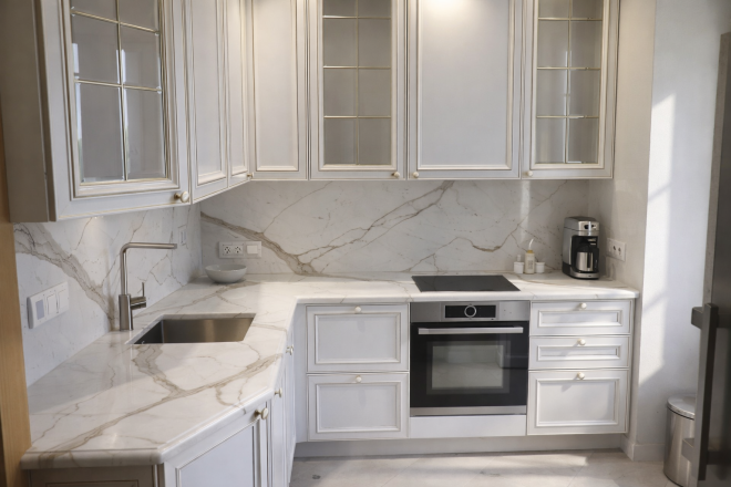 Столешница и фартук для кухни, из кварцевого агломерата Avant Quartz Калакатта Шенонсо 7030