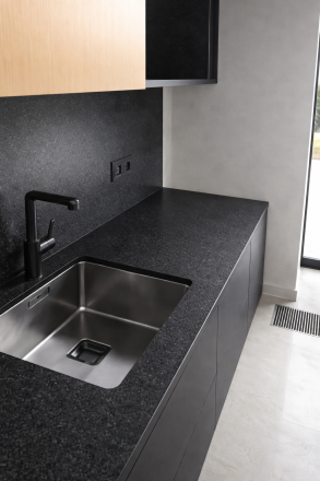 Столешница и фартук для кухни, с островом, из кварцевого агломерата Technistone Taurus Terazzo Dark