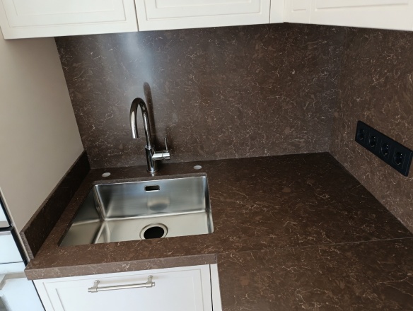 Столешница и фартук для кухни, из кварцевого агломерата Vicostone Dark Emperador BQ-8560