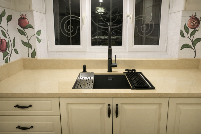 Столешница и фартук для кухни, с островом, из кварцевого агломерата Аварус R522 Золотое кольцо