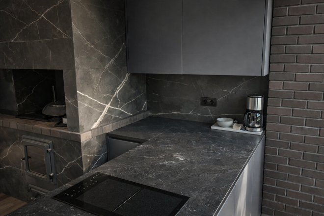 Столешница для кухни, с островом, из кварцевого агломерата Etna Quartz Black Perlino EQPM 028