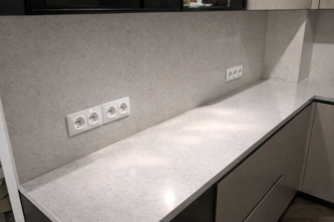 Столешница и фартук для кухни, из кварцевого агломерата Аварус R122 Алмазы Якутии