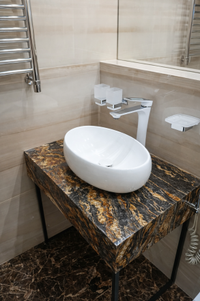 Столешница и фартук для кухни и ванной, с консолью, из гранита Блэк Таурус