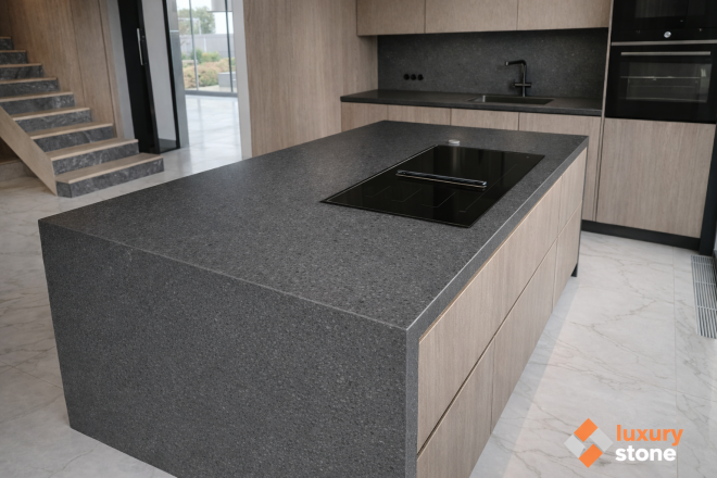 Столешница и фартук для кухни, с островом, из кварцевого агломерата Technistone Taurus Terazzo Dark