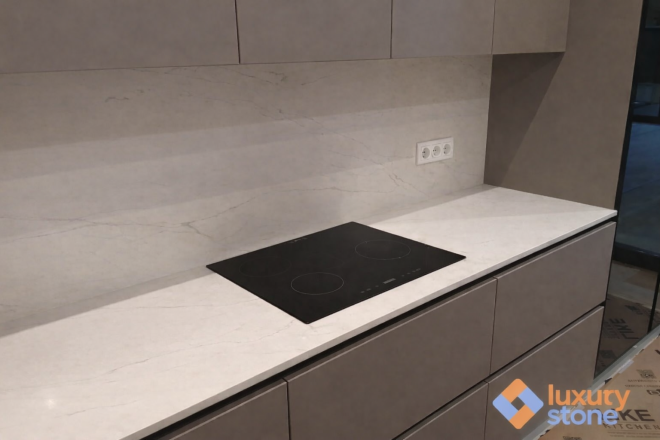 Столешница и фартук для кухни, с островом, из кварцевого агломерата Vicostone BQ6702 Costa Nova