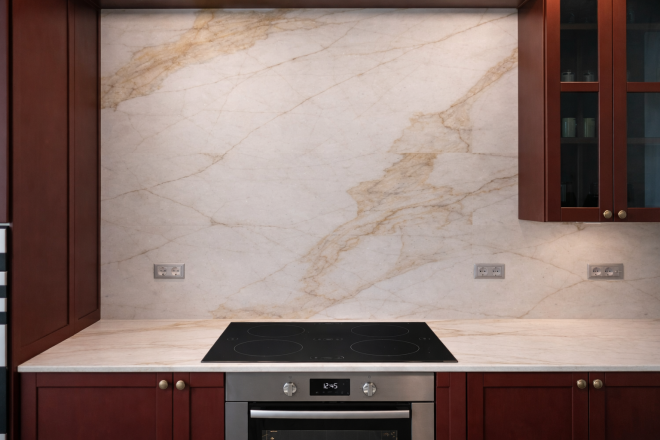 Столешница и стеновая панель для кухни, с островом, из кварцевого агломерата Symphony Carmen