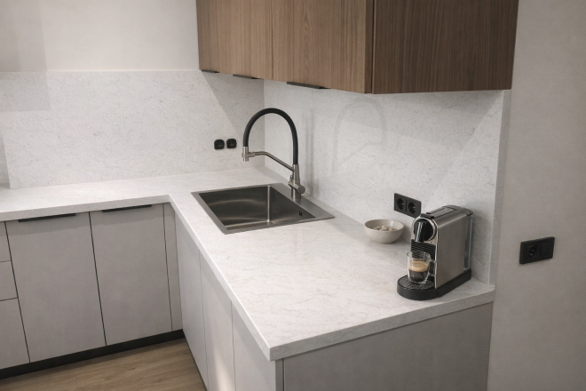 Столешница и фартук для кухни, из кварцевого агломерата Аварус R543 Пик Эльбруса