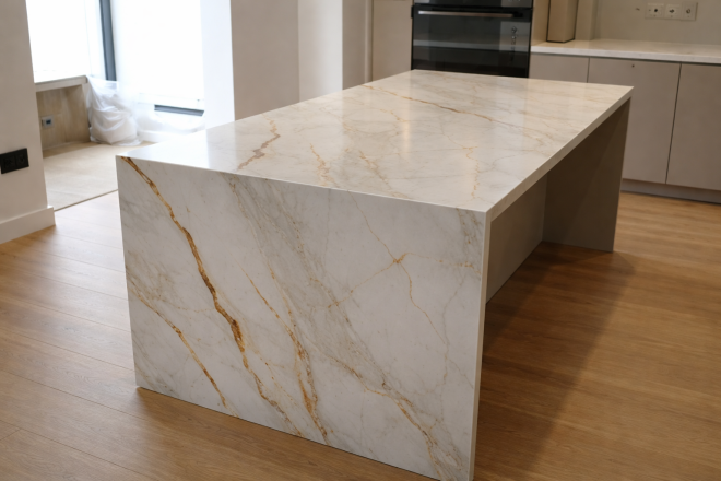 Столешница и фартук для кухни, с островом с ногой, из кварцевого агломерата Avant Quartz Калакатта Бессон 5751