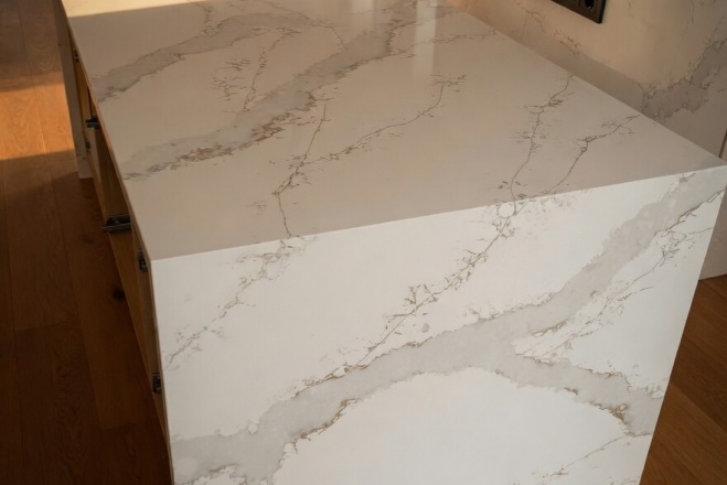 Столешница и остров из кварцевого агломерата Quantra Quartz Calacatta Oro