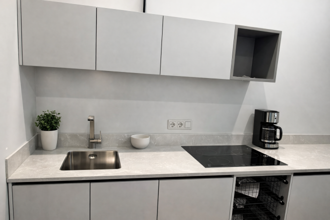 Столешница и фартук для кухни, из кварцевого агломерата Аварус R511 Лёд Байкала