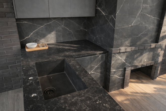 Столешница для кухни, с островом, из кварцевого агломерата Etna Quartz Black Perlino EQPM 028