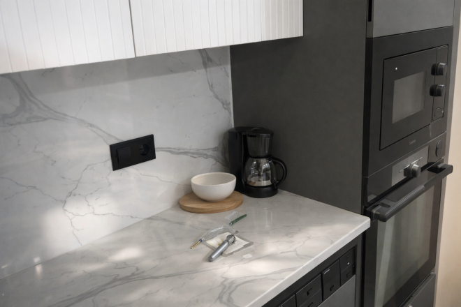 Столешница и фартук для кухни, с островом, из кварцевого агломерата Avant 7500 Калакатта Аррас