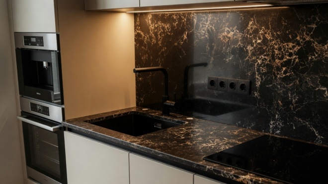 Столешница и фартук для кухни, из кварцевого агломерата Caesarstone Vanilla Noir 5100