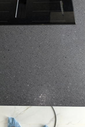 Столешница и фартук для кухни, с островом, из кварцевого агломерата Technistone Taurus Terazzo Dark