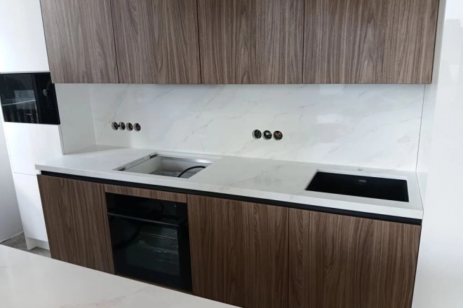 Столешница и остров из кварцевого агломерата Aleph Stone «А88 Calacatta Luxe»