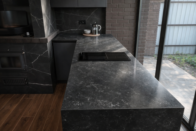 Столешница для кухни, с островом, из кварцевого агломерата Etna Quartz Black Perlino EQPM 028