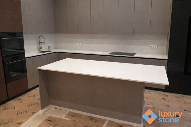 Столешница и фартук для кухни, с островом, из кварцевого агломерата Vicostone BQ6702 Costa Nova