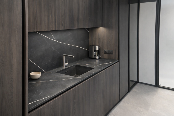 Столешница и фартук для кухни, с островом, из кварцевого агломерата Technistone Poetic Black