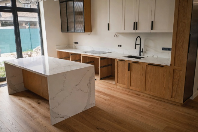 Столешница и остров из кварцевого агломерата Quantra Quartz Calacatta Oro