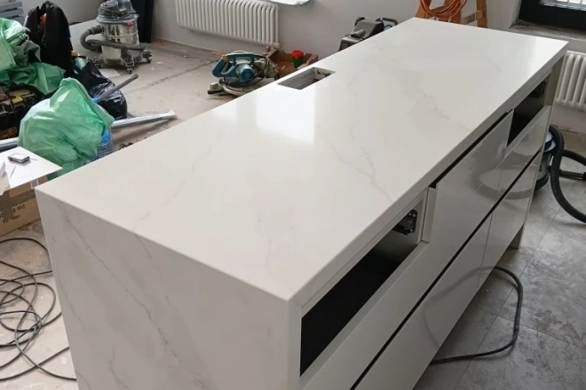 Столешница и остров из кварцевого агломерата Aleph Stone «А88 Calacatta Luxe»