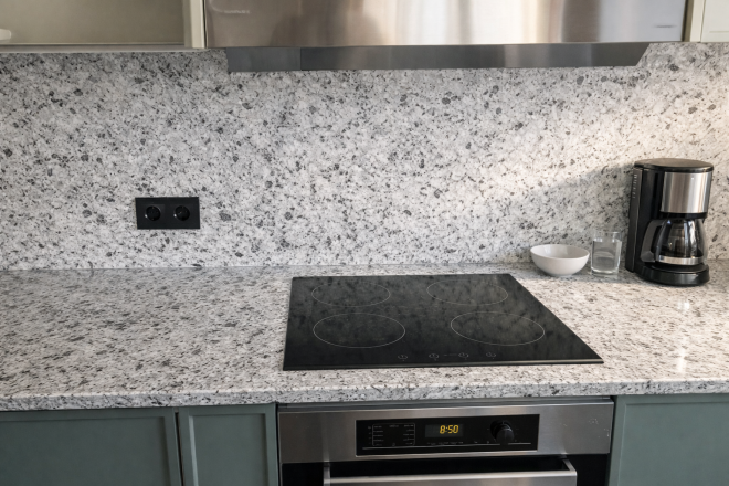 Столешница и фартук для кухни, с островом, из кварцевого агломерата Belenco Pergamon 7353