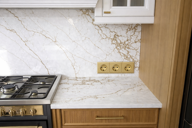 Столешница и фартук для кухни, из кварцевого агломерата Quantra Quartz Pantheon