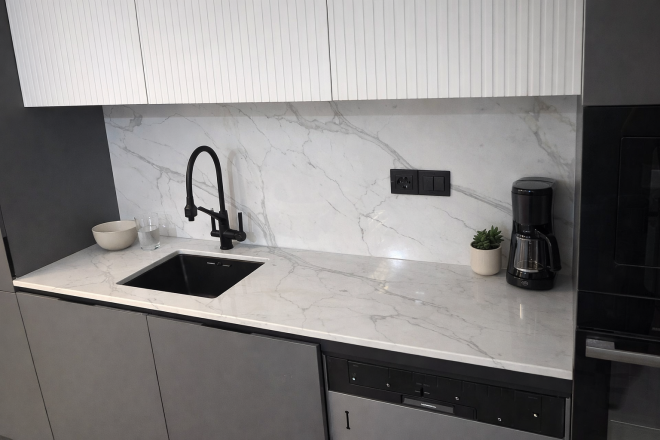 Столешница и фартук для кухни, с островом, из кварцевого агломерата Avant 7500 Калакатта Аррас