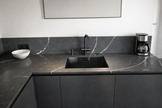 Столешница и фартук для кухни, из кварцевого агломерата Vicostone Cemento (Brushed) BQ8730