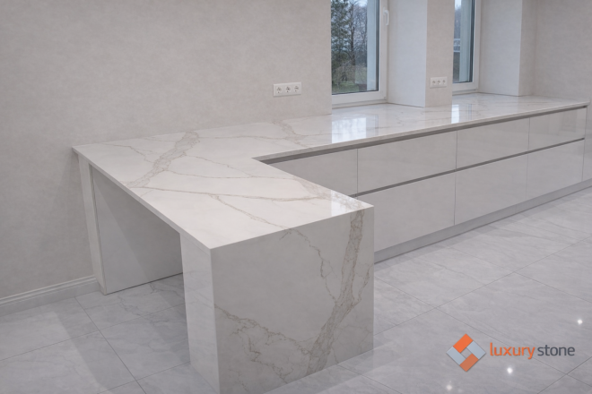 Столешница и фартук для кухни, с островом, из кварцевого агломерата Avant Калакатта Шенонсо 7030