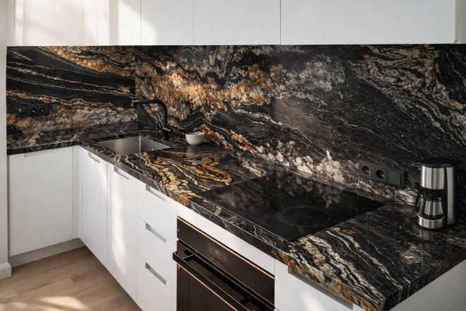 Столешница и фартук для кухни, из гранита Блэк Фьюжен