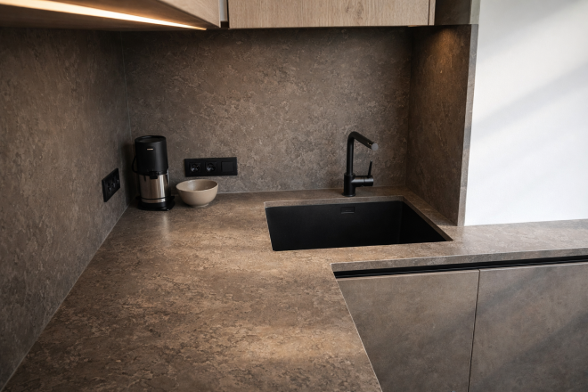 Столешница и фартук для кухни, из кварцевого агломерата Vicostone BQ 8863 TARTUFO