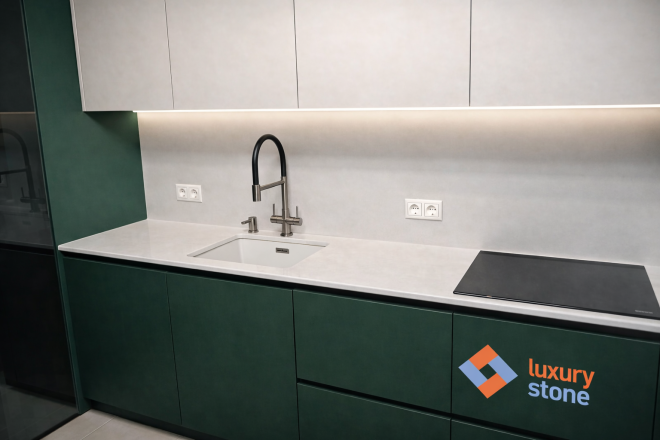 Столешница и фартук для кухни, из кварцевого агломерата Аварус R541 Снега Сибири