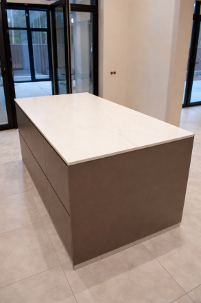 Столешница и фартук для кухни, с островом, из кварцевого агломерата Vicostone BQ6702 Costa Nova