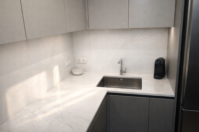 Столешница и фартук для кухни, из кварцевого агломерата Avant Калакатта Канны Голд 7550