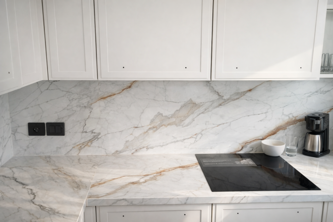 Столешница и фартук для кухни, с островом с ногой, из кварцевого агломерата Avant Quartz Калакатта Бессон 5751